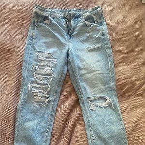 Destroyed mom jeans American eagle